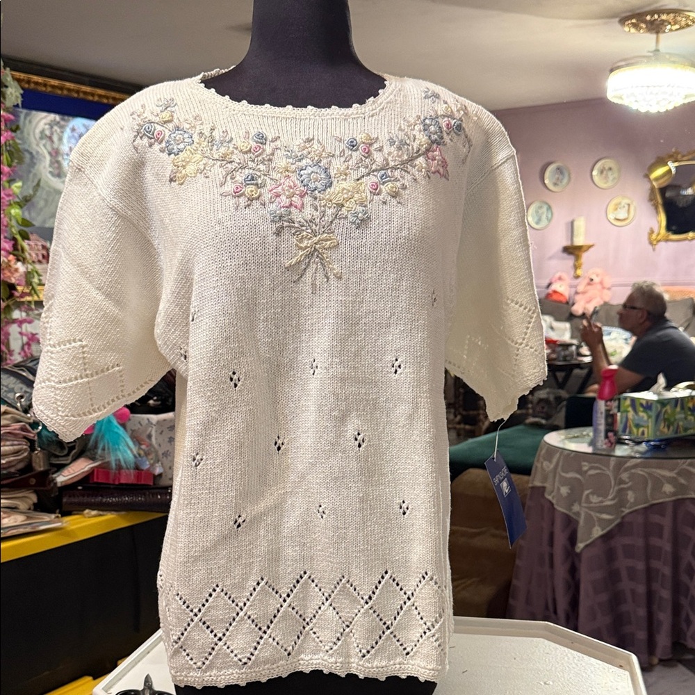 Chic White Floral Embroidered Women's Blouse vintage